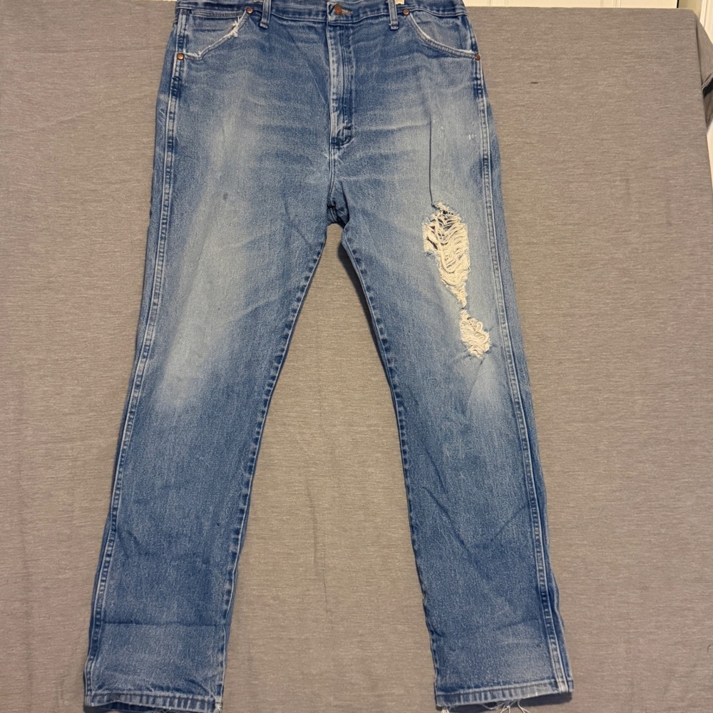 Wrangler Mens Light Wash Distressed Denim Jeans Relaxed Fit Size 38x32